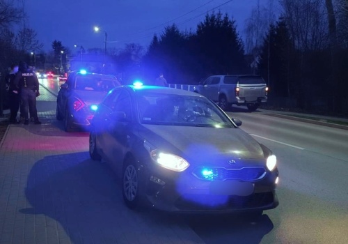 Wybiegli z samochodów, bili i kopali 20-latka. Zatrzymano sprawców