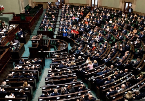 Na takie koalicje godzą się Polacy. Są trzy scenariusze, najnowszy sondaż pokazuje jasno