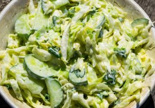 Teściowa nie zalewa sałaty śmietaną. Robi kremowy sosik i serwuje do kotletów