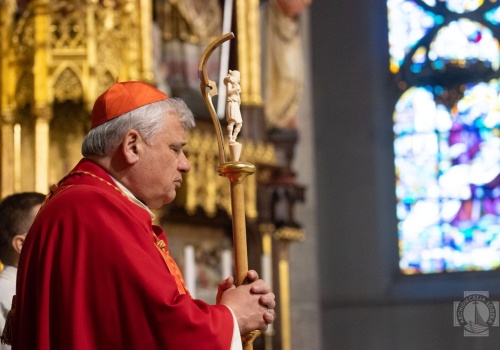 Kard. Krajewski: Jezus pozwolił się ukrzyżować z miłości do nas