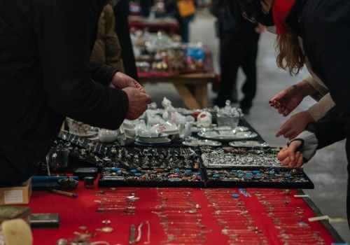 Przeszukaj szuflady. Nosiły je mamy i babcie. Teraz warte są fortunę