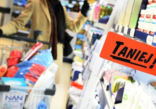 Polacy chcą tańszych zakupów przed świętami. Blisko 70 proc. oczekuje ostrzejszej wojny cenowej między sklepami