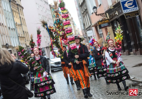 Korowód z palmami wielkanocnymi przeszedł przez Świdnicę