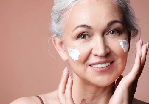 Czego żałują kobiety 55+? Ta jedna rzecz uratowałaby ich cerę