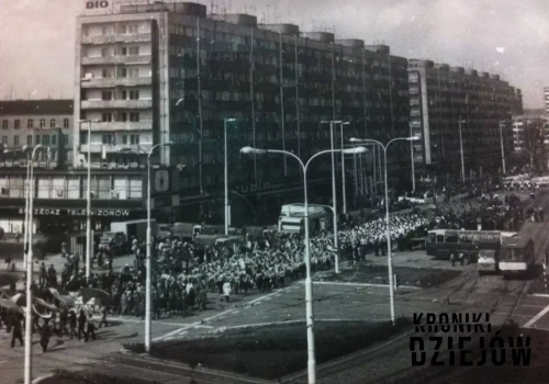 Uśmiechy były mile widziane, ale najważniejsza była frekwencja. Święta w PRL to coś więcej niż tylko dzień wolny.