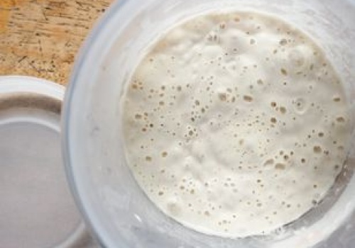 Dodaj dwie łyżki do mąki, a zakwas na żurek wystartuje raz-dwa i nie spleśnieje. Babciny patent