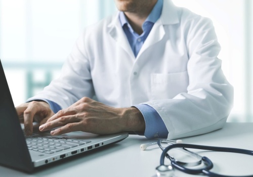 Zwolnienie lekarskie z datą wsteczną. Czy to zgodne z prawem?