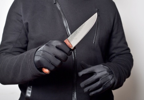 Zaatakowany nożem 17-latek doznał ran szyi i barku! Policja zatrzymała podejrzanych