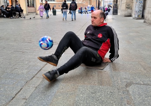 Żongler, rekordzista i krakowska ikona ulicy – historia Andrzeja Kukli