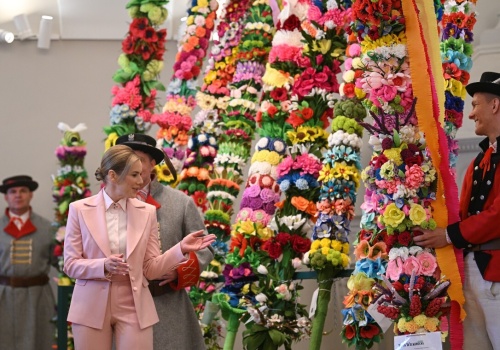 Pierwsza Dama wzięła udział w prezentacji palm kurpiowskich!