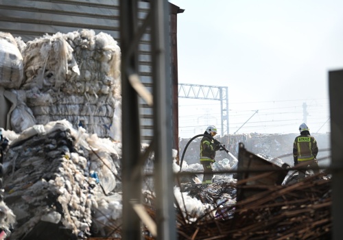 Pożar hali z makulaturą na Zabranieckiej. Akcja 17 zastępów straży pożarnej na Targówku
