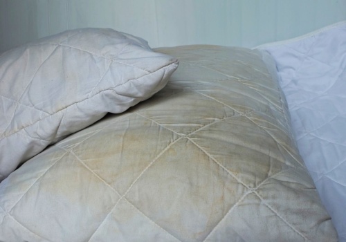 Żółte plamy na poduszkach to już przeszłość. Tak łatwo je usuniesz