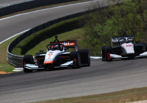 Kucharczyk w ścisłej czołówce Indy NXT