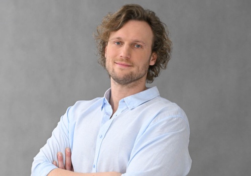 Nowy policjant w „Komisarzu Alexie”. Karol Dziuba mówi wprost, jaki będzie Dębiec