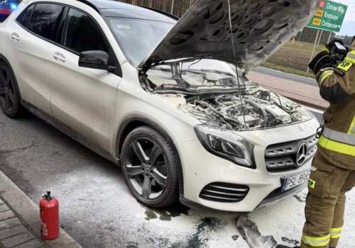 Mercedes zapalił się podczas jazdy (ZDJĘCIA)