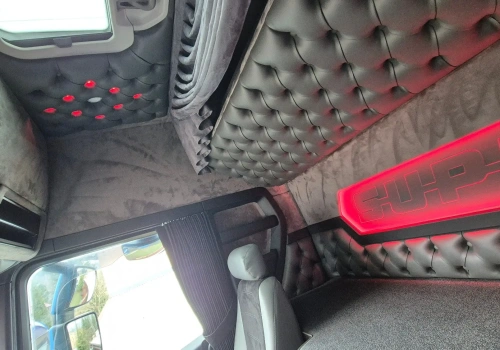 Alcantara i pikowana skóra w fabrycznej kolorystyce – Scania 460R po stonowanym tuningu