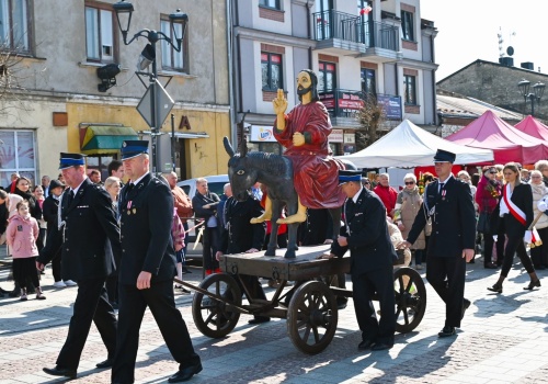 Wielowiekowa procesja z drewnianą figurą Jezusa. Niedziela Palmowa w Szydłowcu