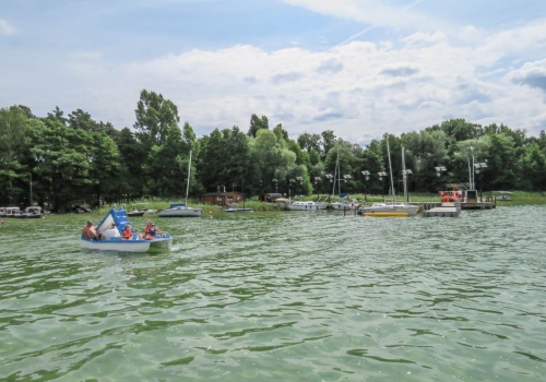 Polskie jezioro przyciąga tłumy. Gwarantowany cień w upalnym słońcu. Doceniono je w Europie