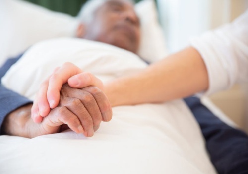 Hospicjum i opieka paliatywna na NFZ: kto się kwalifikuje i jak działa system opieki?