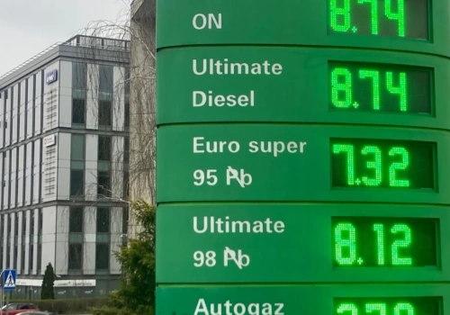 W tym tygodniu ceny paliw powinny znacząco spaść. Wchodzi w życie rządowy pakiet ustaw i rozporządzeń