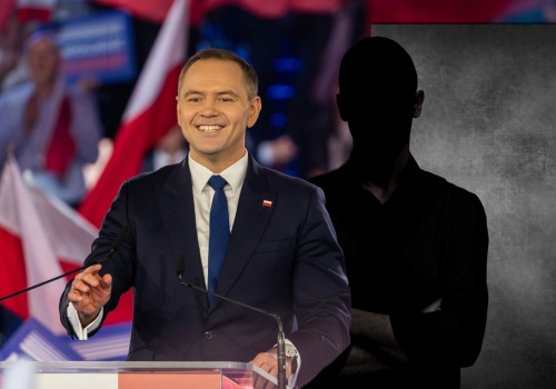 Nawrocki wciąż liderem zaufania! Zaskakuje, co dzieje się za nim. Ostatnie miejsce -…