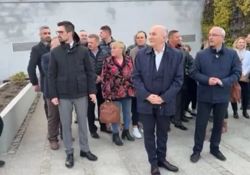 Prywatny wjazd do domu, trawnik i łapówki. Znamy szczegóły zarzutów dla burmistrza Trzebnicy