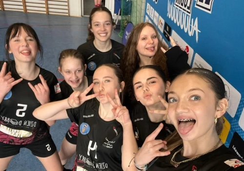 Świąteczny sukces IKS-u. Młode siatkarki z Jeleniej Góry zwyciężyły w Lubinie