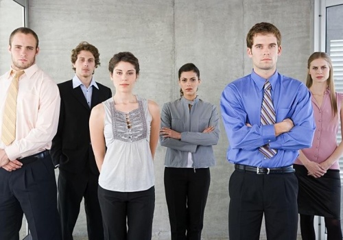 „Dobrze, że praca w ogóle jest”. Strach zatrzymuje ludzi w firmach