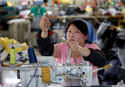 Chiny ostrzegają – ubrania będą droższe przez wojnę w Zatoce Perskiej