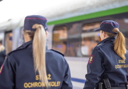 Biegał z siekierą i groził ludziom. Szybka reakcja funkcjonariuszek SOK