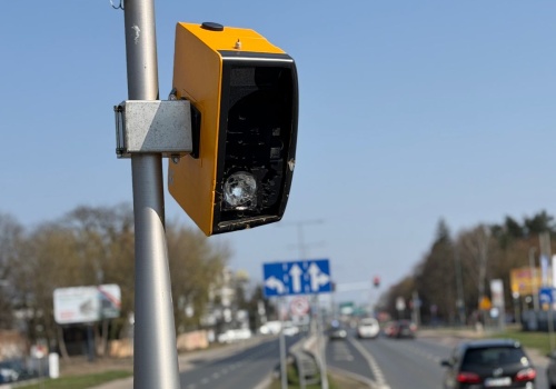Najbardziej znienawidzony fotoradar w Polsce znów zniszczony. Monitoring nie pomógł