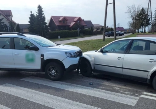 Osobówki zderzyły się w Dąbrówce Kościelnej