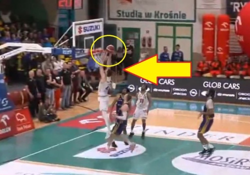 Sceny. Zablokowała go obręcz