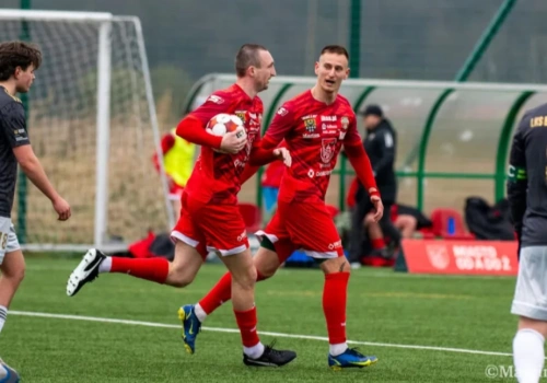 Piast wypuścił wygraną w końcówce. Remis po rollercoasterze w Żmigrodzie