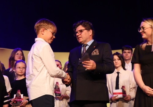 Po raz czwarty odbyła się Gala Wieluńskie Talenty – nagrodzono ponad setkę uczniów ze szkół w gminie Wieluń (zdjęcia)