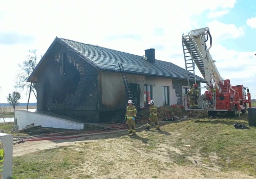 Pożar domu jednorodzinnego. Strażak OSP zachował się jak prawdziwy bohater