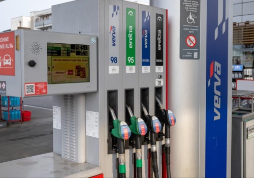 Benzyna 95 po 6,16 zł, diesel po 7,60 zł. Wchodzą w życie urzędowe limity cen paliw