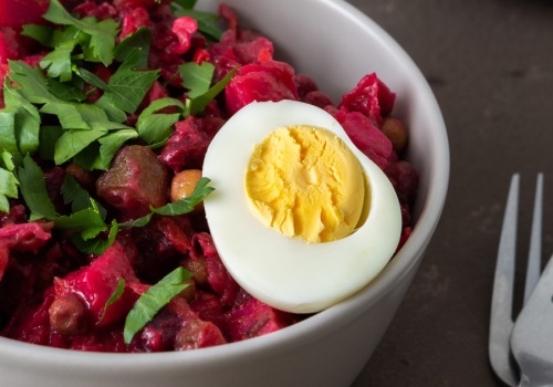 Różowa sałatka jajeczna natychmiast przykuwa wzrok. Bije na głowę klasyczną jarzynową