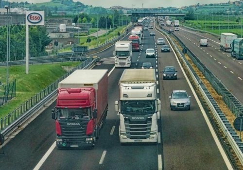 Bruksela symbolicznie łagodzi cele redukcji CO2 dla producentów ciężarówek