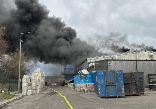 Chojnica. Na składowisku odpadów płonie hala