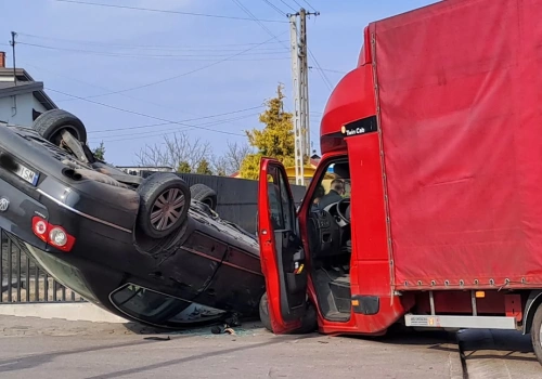 Zderzenie dwóch aut w Golicach. Volkswagen dachował