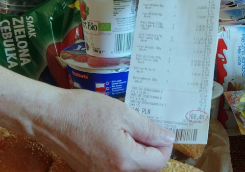 Kasjer zbierał zostawione paragony, tyle 