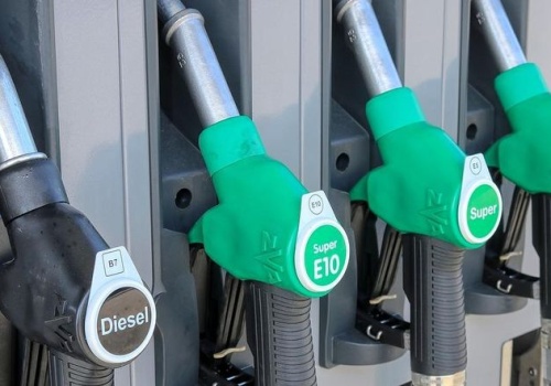 Orlen wstrzymuje sprzedaż paliw. Nadchodzi nowa era na stacjach, a kierowcy poczują …