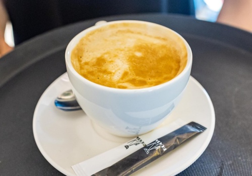 Jak kawa działa na jelita? Lekarze wyjaśniają, dlaczego niektórzy muszą biec do toalety