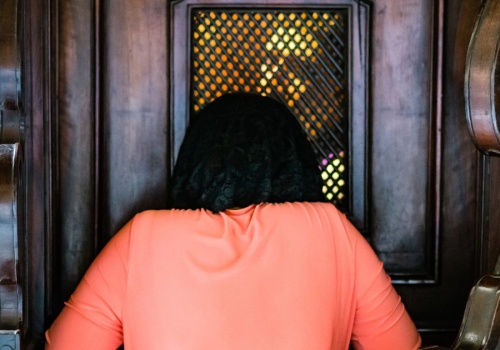 Ksiądz wyskoczył z konfesjonału: 