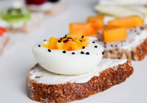 Czy można jeść jajka codziennie? Czy podniosą ci poziom cholesterolu? Poznaj fakty i mity na temat jajek