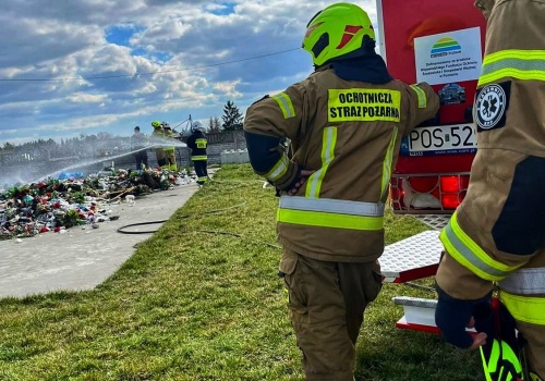 Pożar w śmieciarce. Świetna reakcja obsługi (ZDJĘCIA)