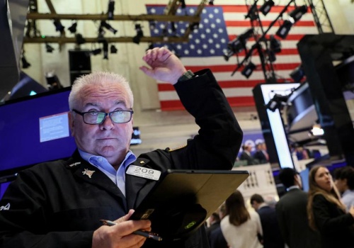 Trump grozi, Wall Street spada. Obligacje na przekór drożejącej ropie