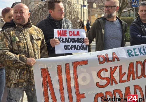 Protest przed urzędem. Mieszkańcy boją się wysypiska odpadów