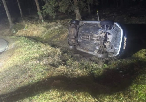 Dachowanie na DK30 w Pasieczniku. Auto poza drogą.